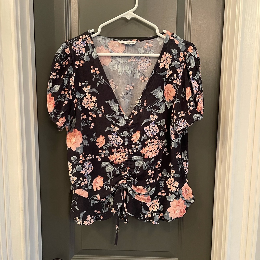 American Eagle shirt with cinching at the center